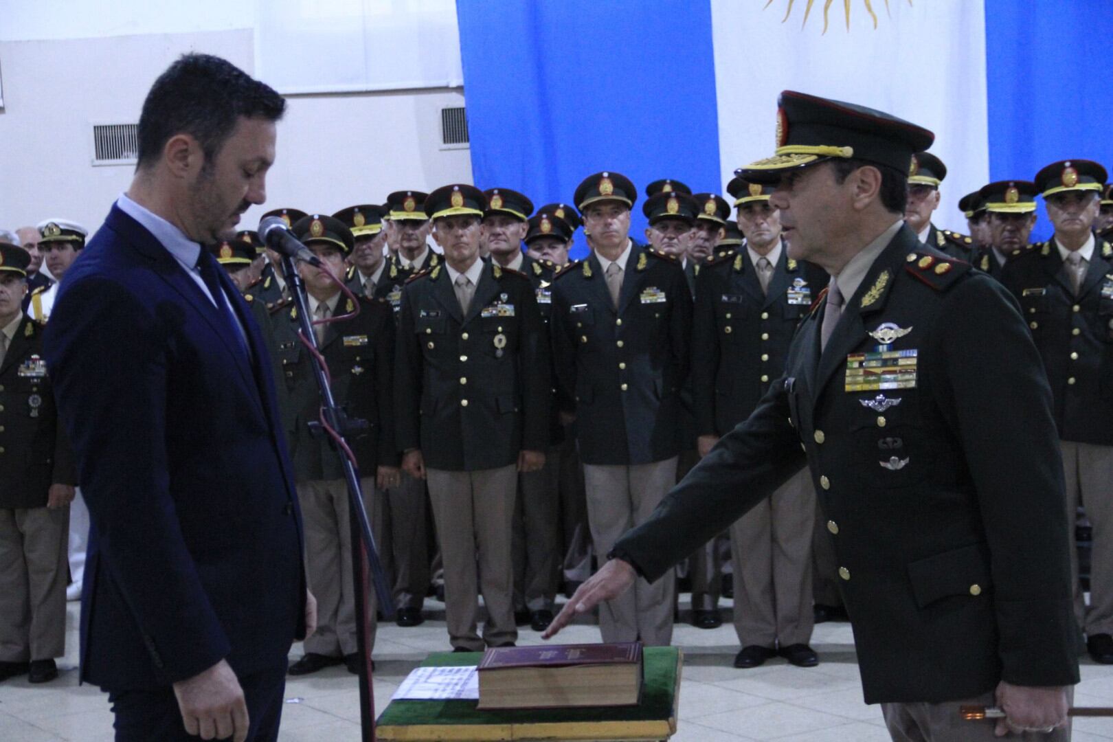 El ministro de Defensa, Luis Petri, toma el juramento al general Carlos Alberto Presti como jefe del Ejército