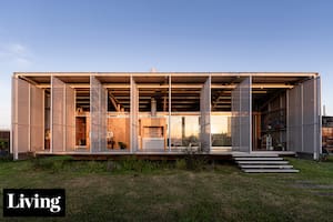 Te mostramos una serie de hogares que filtran miradas, luz y clima con soluciones brillantes