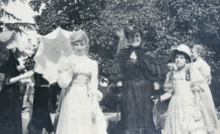 La condesa Amalia (en el centro, vestida de negro) con dos de sus hijas
