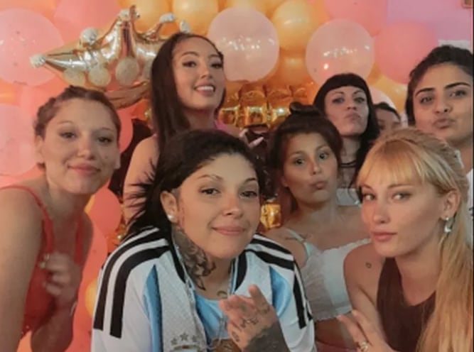 El cumpleaños tumbero que explotó en redes: así fue la fiesta rosa de una interna en el Penal de Lomas de Zamora