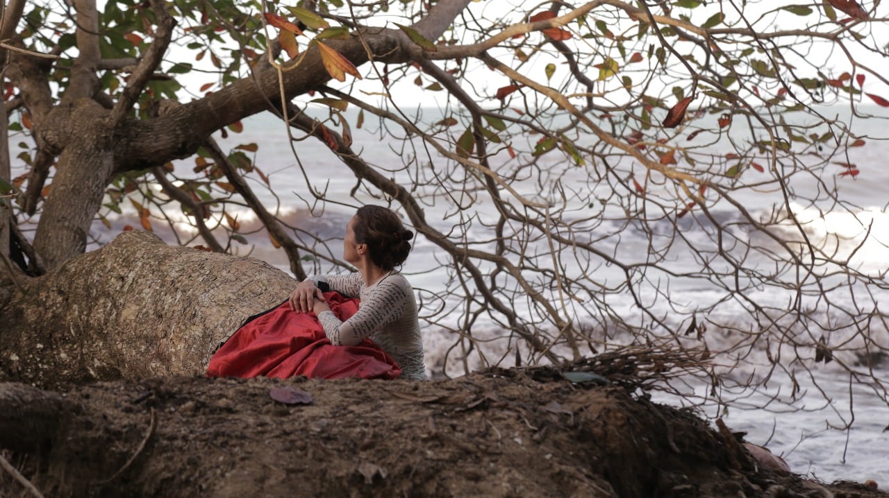 TC-48, el avión de los cadetes que “desapareció” en el aire y el dolor de las familias que siguen buscando la verdad 12 Carla Fonseca, con una capa de su papá que llevó a Costa Rica en un viaje.