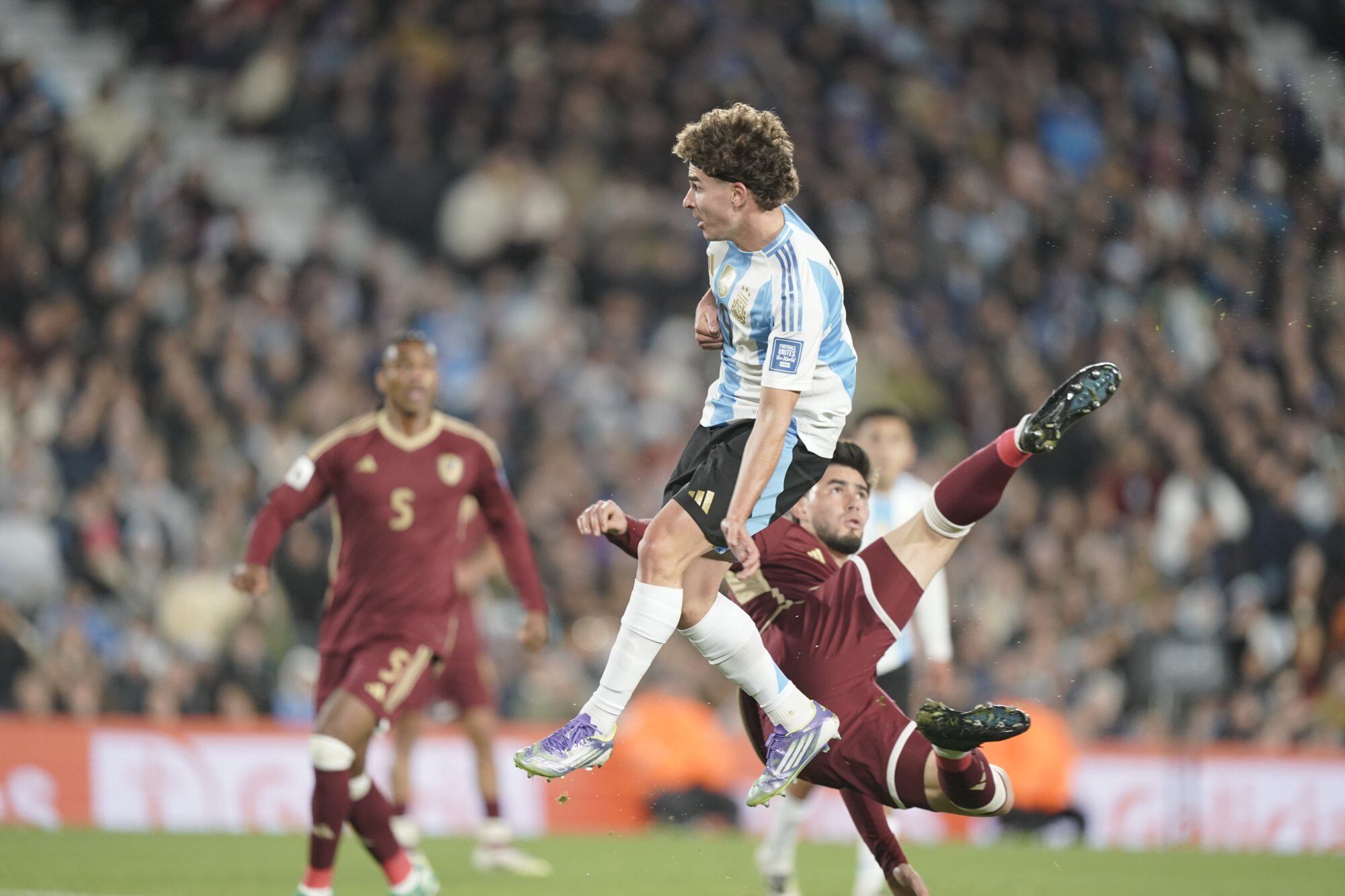 Julián Álvarez, muy participativo en el partido