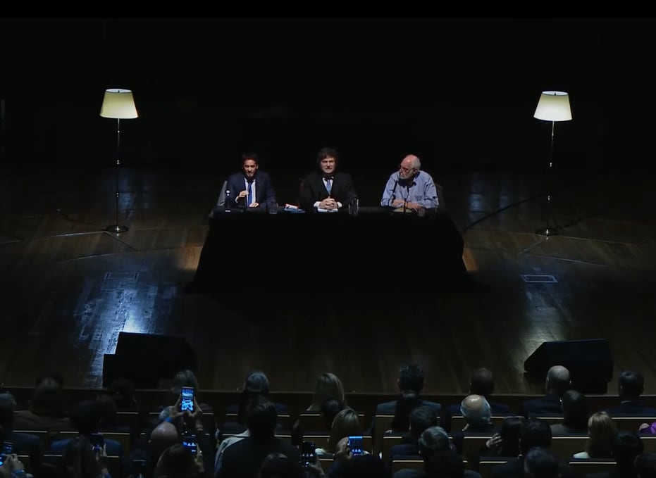 Javier Milei junto al economista Juan Carlos de Pablo y el diputado Adrián Ravier