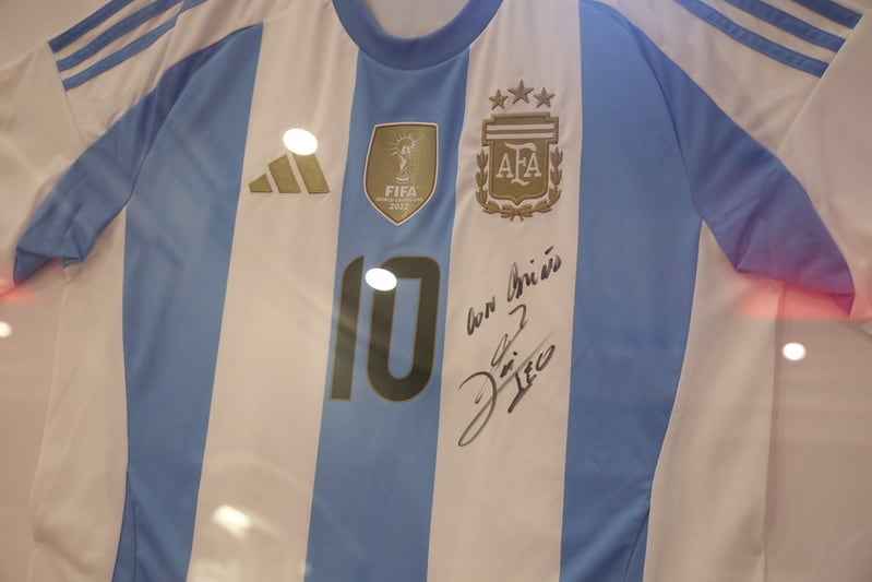 Cómo es The Hand of God, el pub británico oculto en La Isla que rinde homenaje a Messi y a Maradona 17 “La subastaron en una gala benéfica del Hospital Británico y, el que la ganó, se la obsequió a la entonces embajadora Kirsty Hayes”, cuentan en The Hand Of God