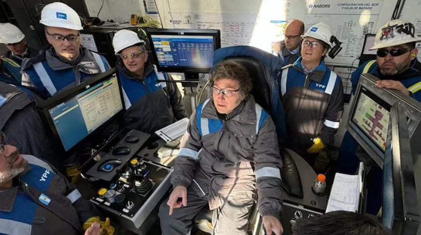 Javier Milei utiliza el mameluco de YPF. Kicillof lo cuestiona por eso.