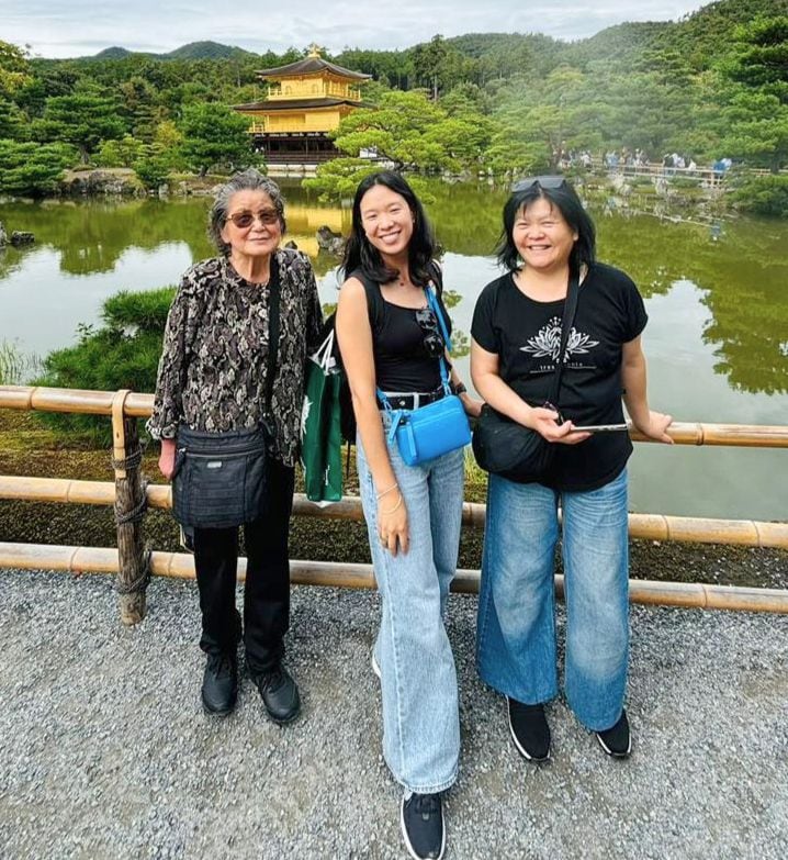 Miabi con su tía y su abuela en Japón