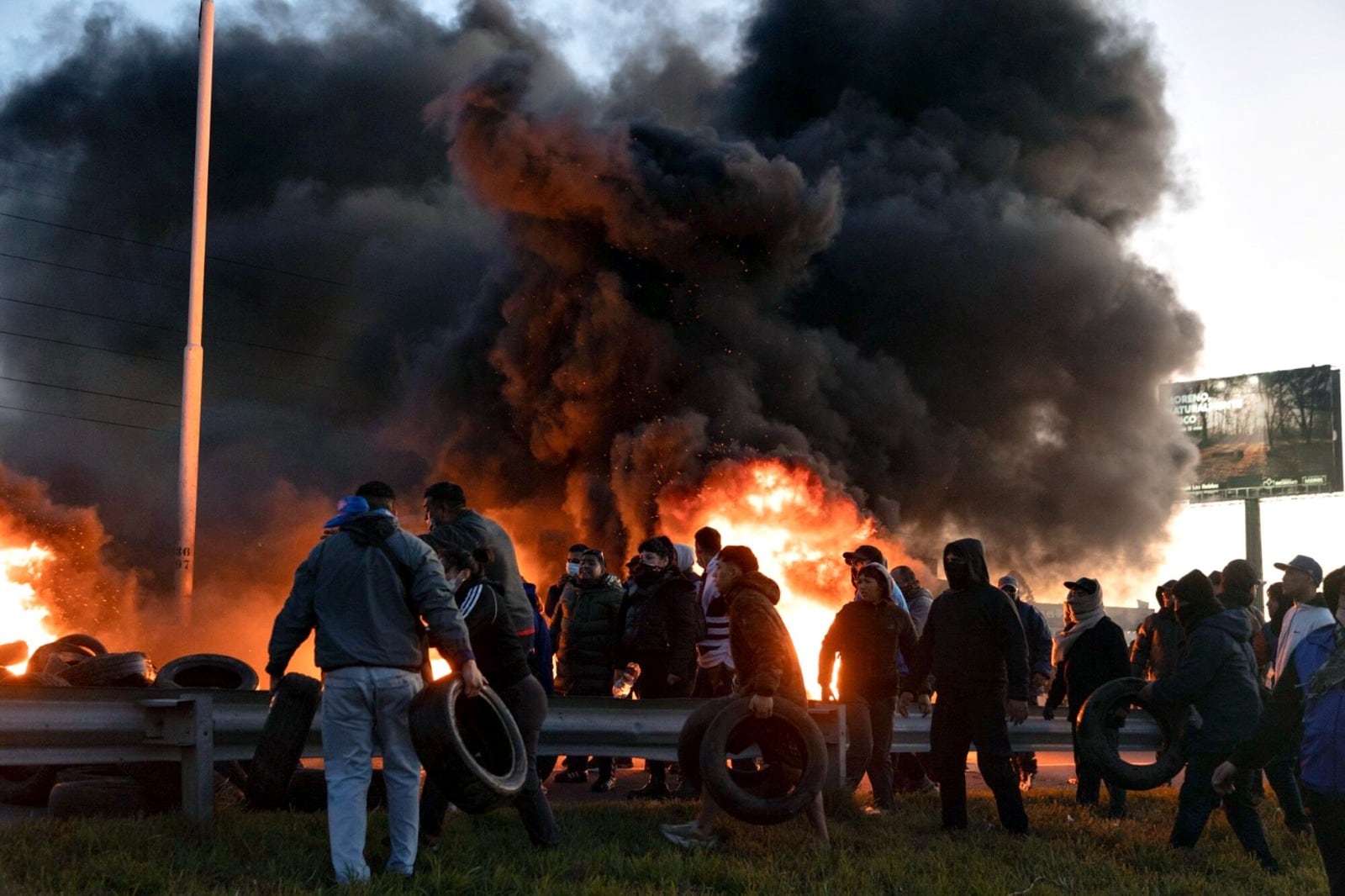 Imágenes del corte de la autopista Buenos Aires-La Plata esta tarde