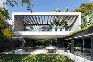 Proyectaron un volumen exclusivo para sus hijos anticipando su adolescencia, y luego sumaron una casita de 18m2 como estudio