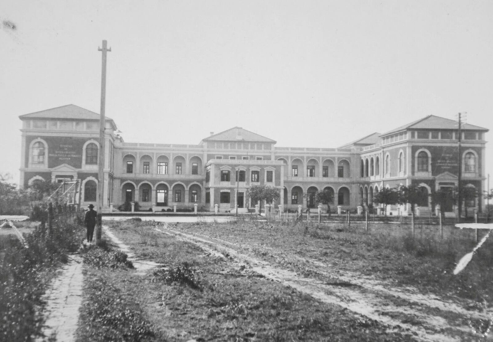 La Escuela Técnica Raggio fue inaugurada en 1924 con dos pabellones: uno para las alumnas y otro para los alumnos