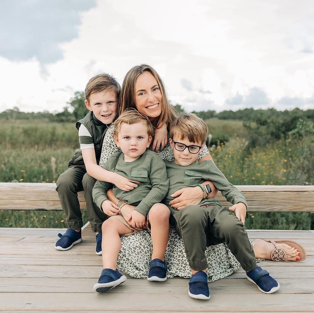 Emily Gregory junto a sus hijos