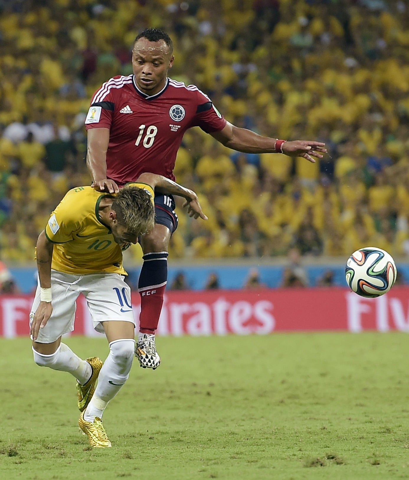 La peor lesión de la carrera de Neymar: el golpe del colombiano Camilo Zúñiga y la fractura en una vértebra que lo dejó sin la semifinal de Brasil 2014.
