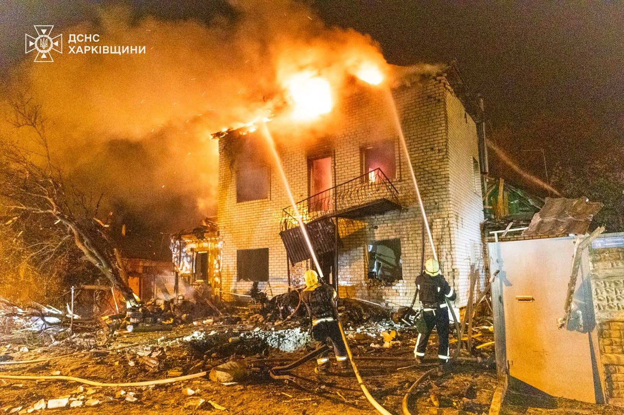 En esta imagen, proporcionada por el Servicio de Emergencias de Ucrania, personal de emergencias trabaja en la extinción de un incendio tras un ataque ruso en Járkiv, Ucrania, el 30 de abril de 2025. (Servicio de Emergencias de Ucrania vía AP)