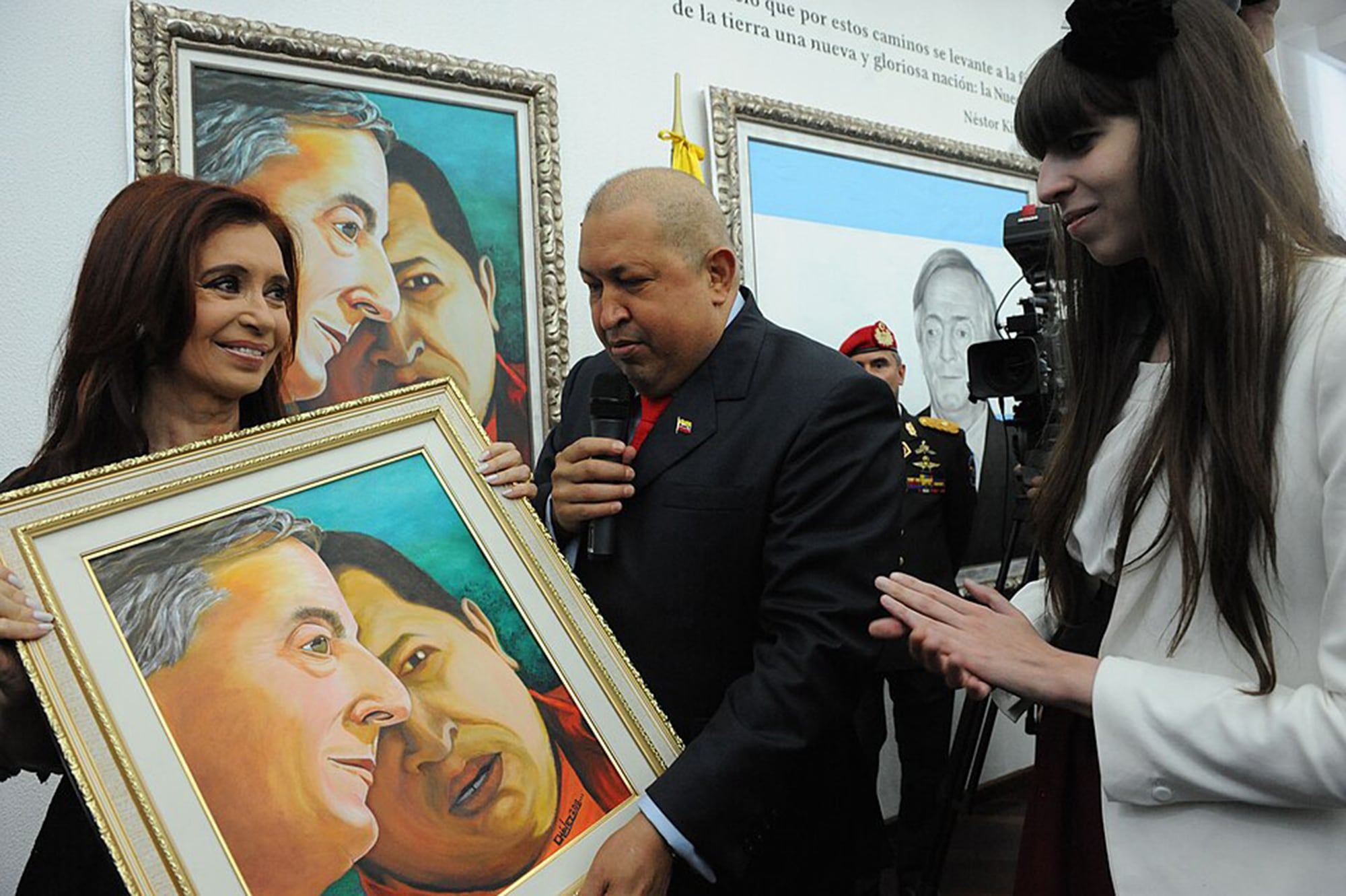 Hugo Chávez junto a Cristina Fernández de Kirchner y Florencia Kirchner en el Salón Néstor Kirchner del Palacio de Miraflores. Caracas