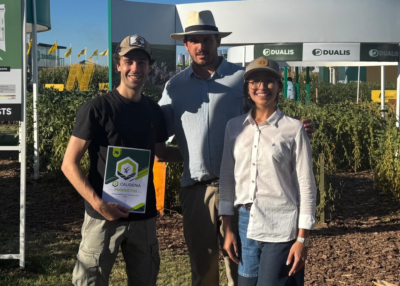Nicolás Barbarosch junto a parte de su equipo de trabajo