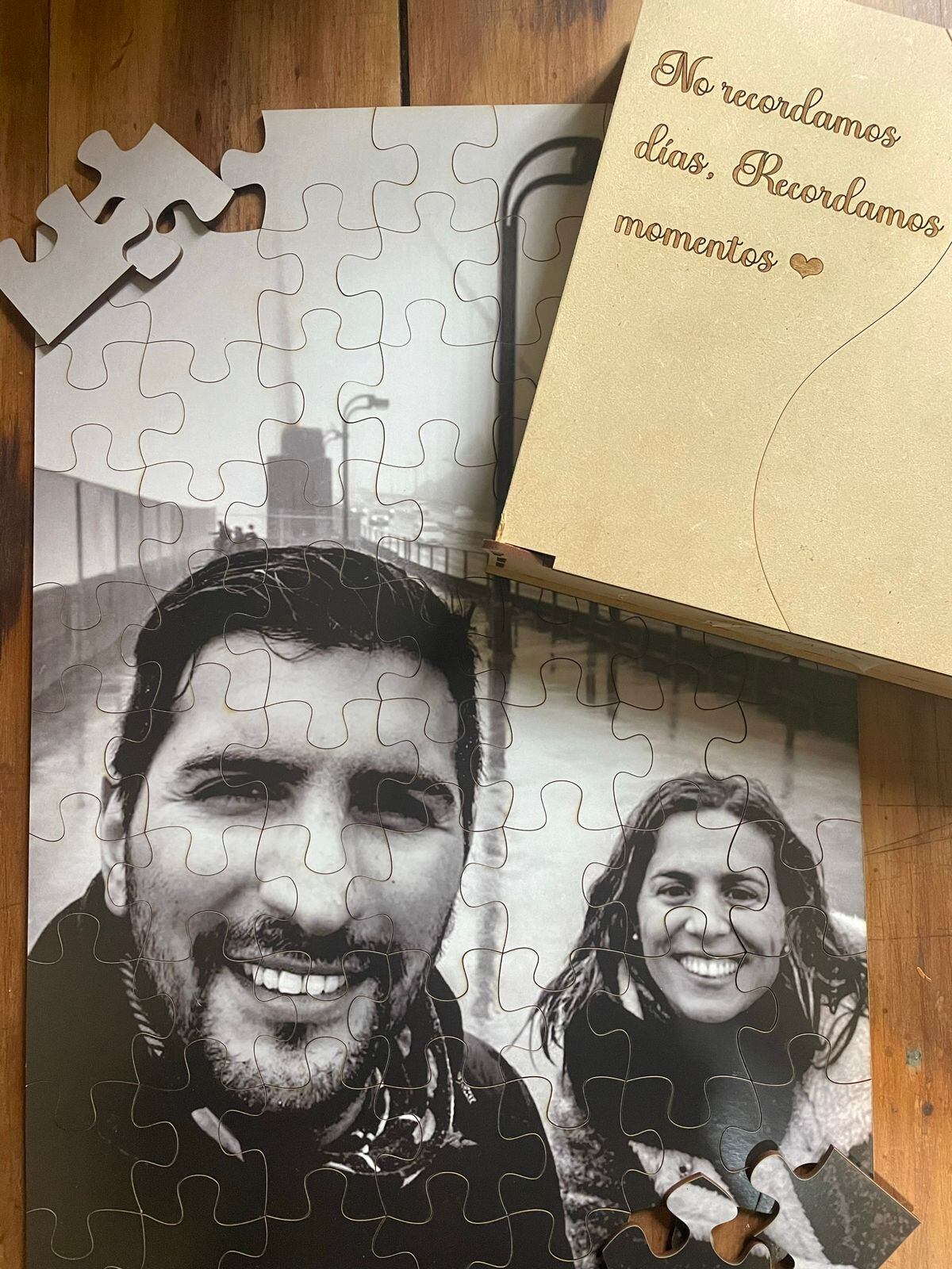 La caja ahora, de madera, con alguna inscripción personalizada sobre la misma, y adentro la foto impresa con las piezas