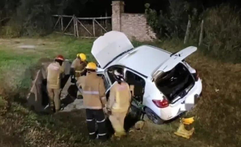 Murió una mujer en Córdoba tras poner a cargar su celular en el auto y provocar un choque
