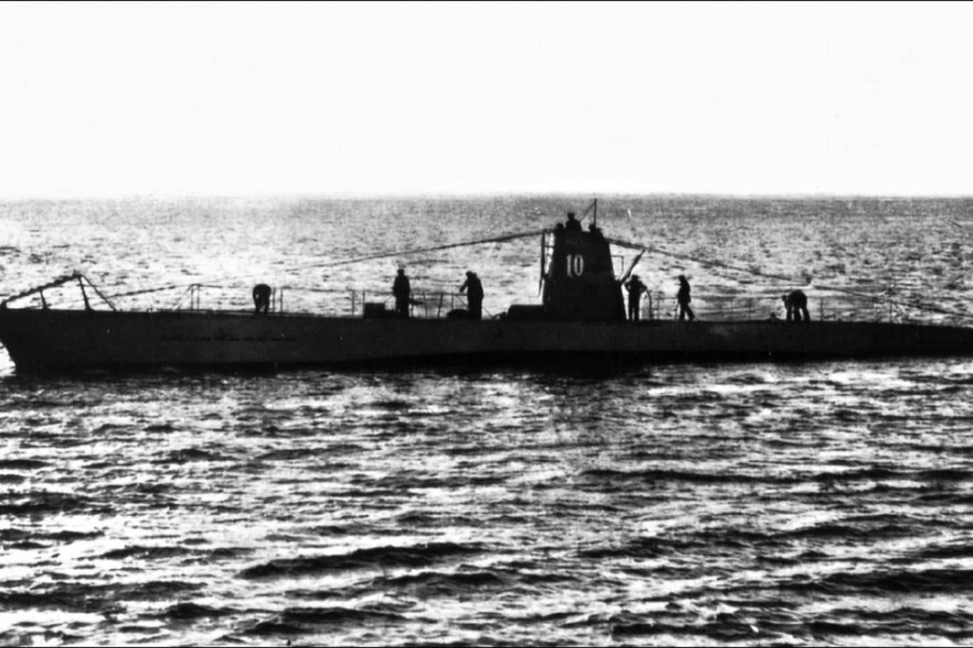 El primer submarino que comandó Scheringer, el sumergible costero U-10 del Tipo IIA. Scheringer se encuentra en la torre del submarino dirigiendo la maniobra de zarpada