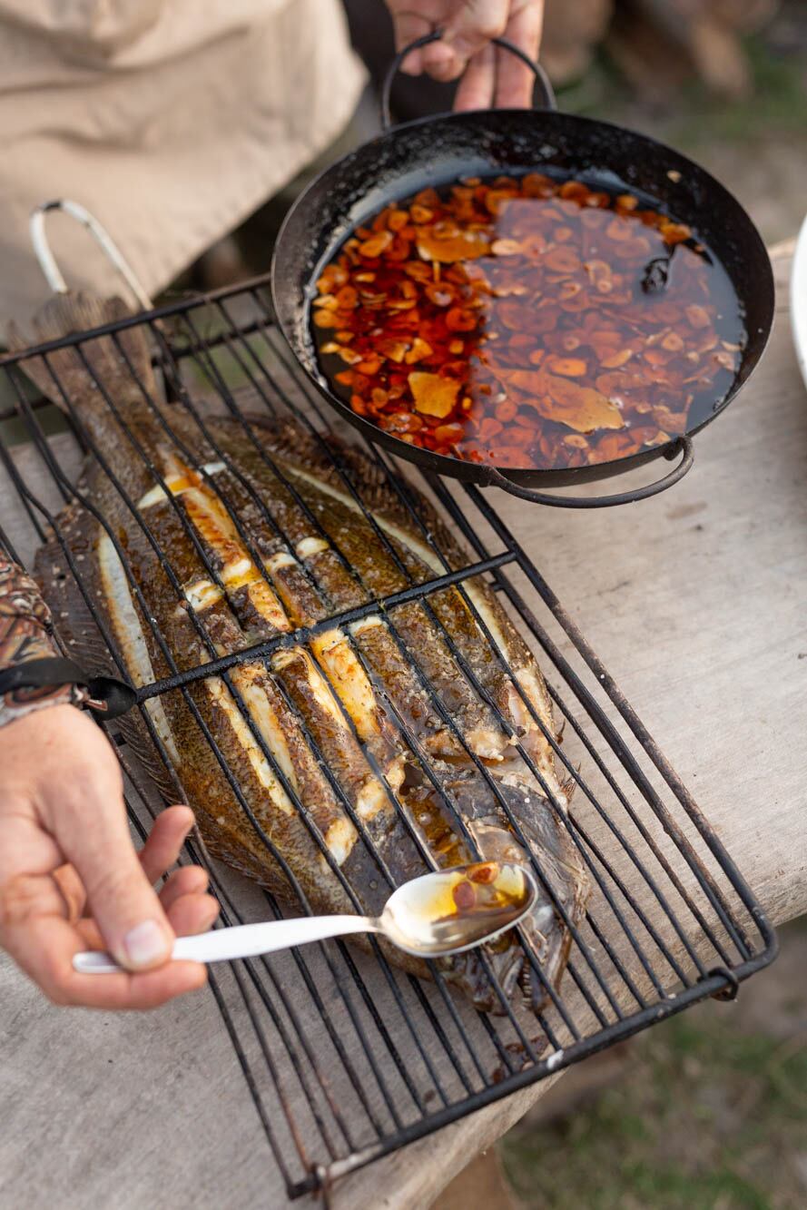 Takatsu com frigideira frita.
