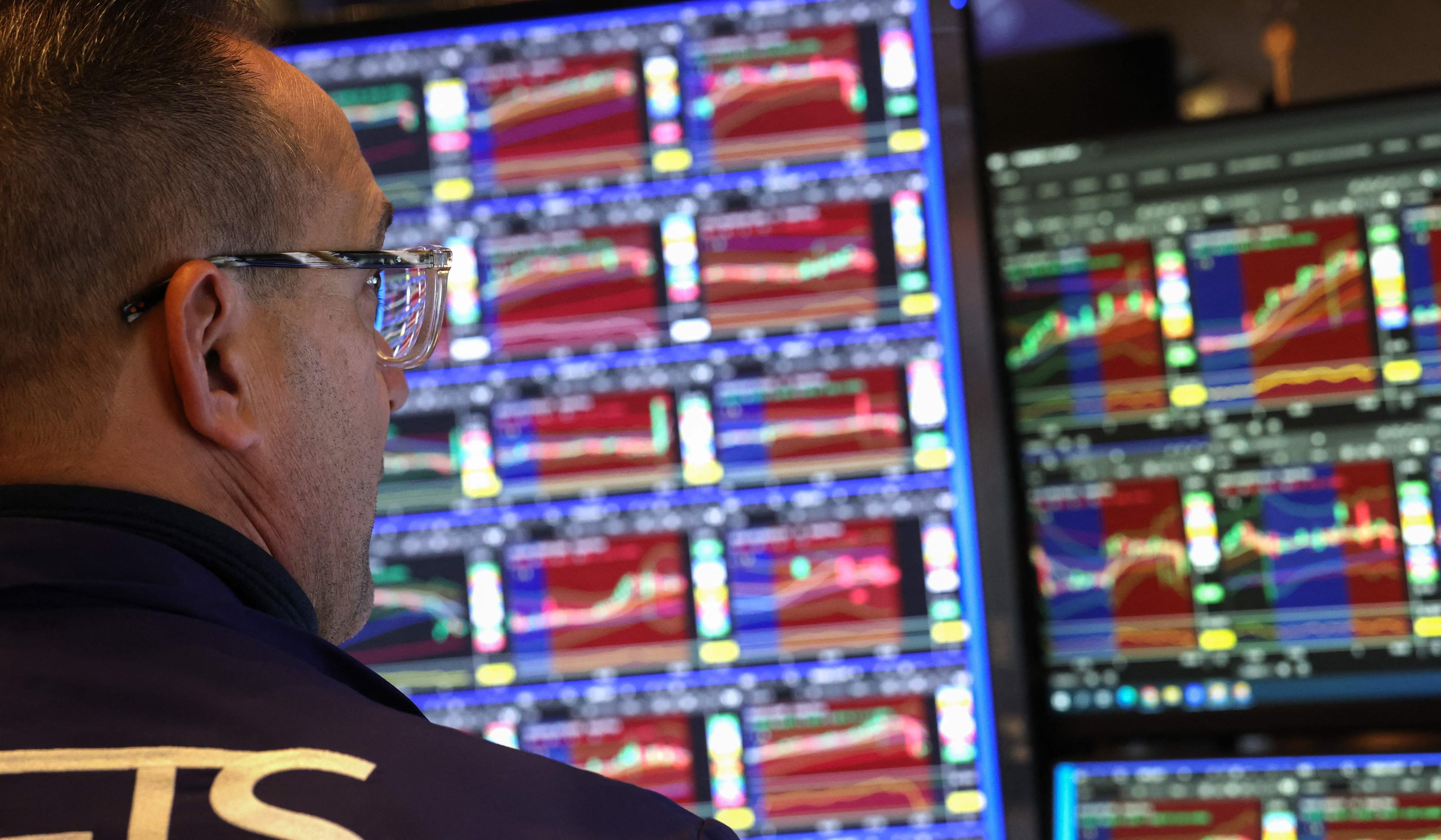 Termina un mes financiero ideal: bajó el riesgo país, subieron las acciones, retrocedió el dólar y subieron las reservas