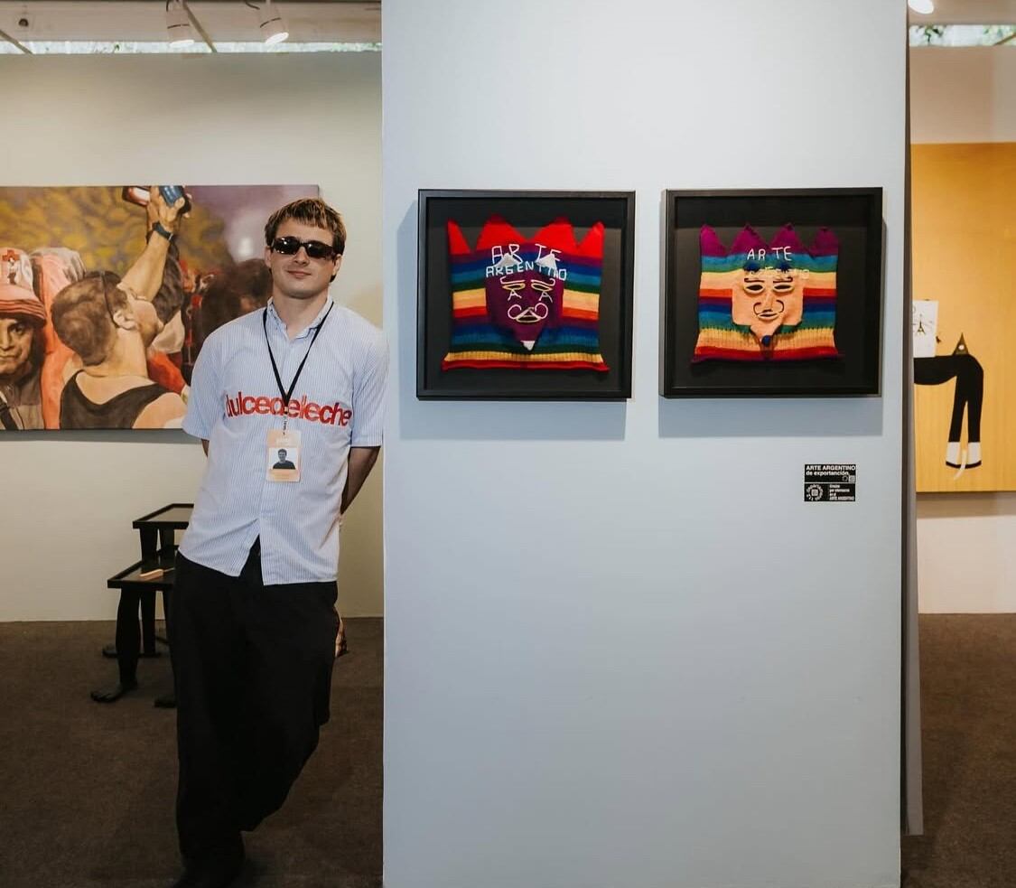 Hans Petersen con las dos obras que le vendió a Catherine Petitgas