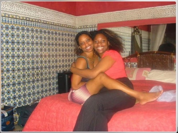 Las hermanas gemelas vivieron alejadas de su madre durante casi toda su infancia