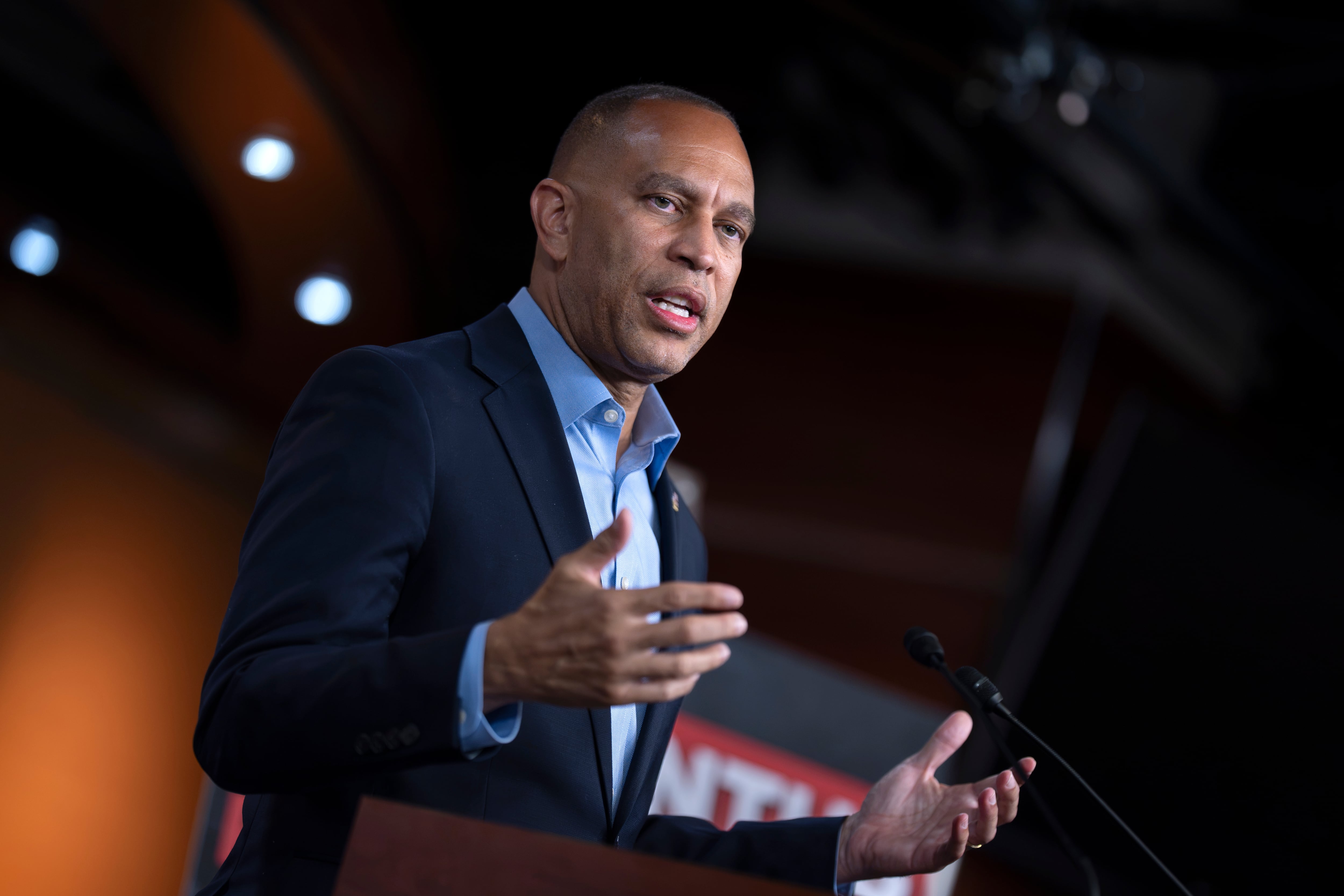 El líder de la minoría en la Cámara de Representantes, Hakeem Jeffries, demócrata de Nueva York, habla con periodistas en el Capitolio, en Washington, el 31 de agosto de 2026.