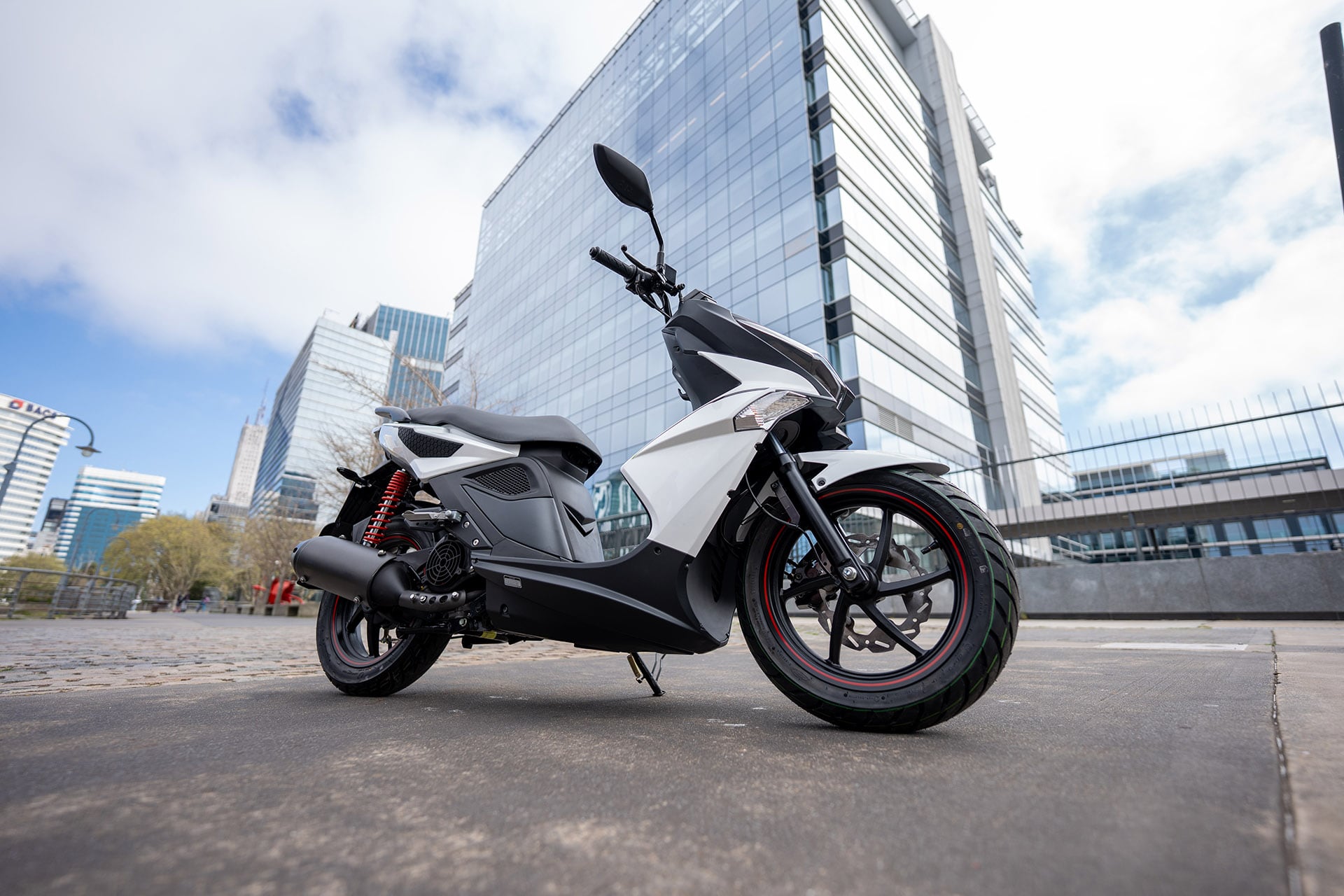 El tanque de combustible tiene una capacidad de 6 litros