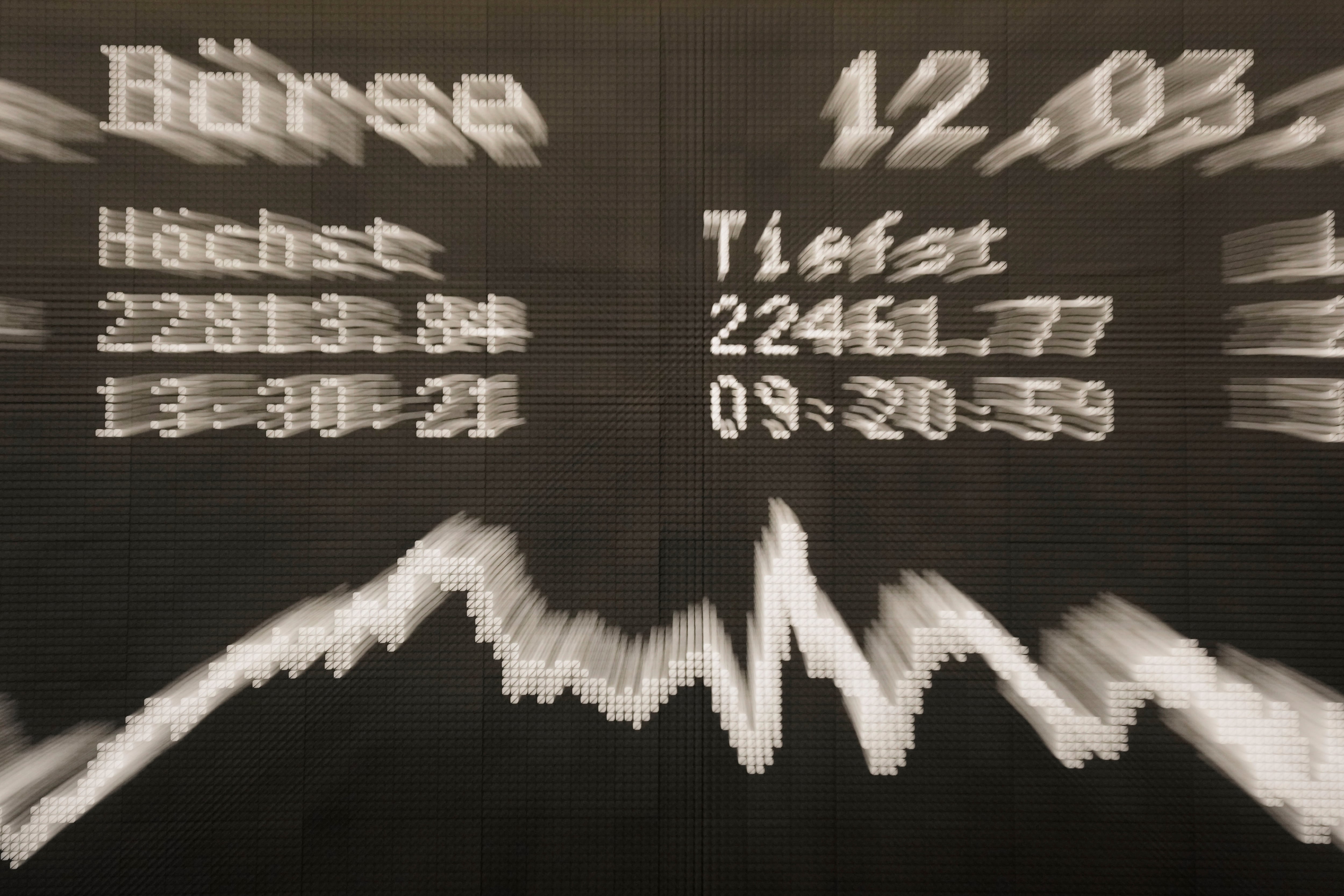 El índice bursátil alemán de referencia DAX se ve en la bolsa de Fráncfort, Alemania