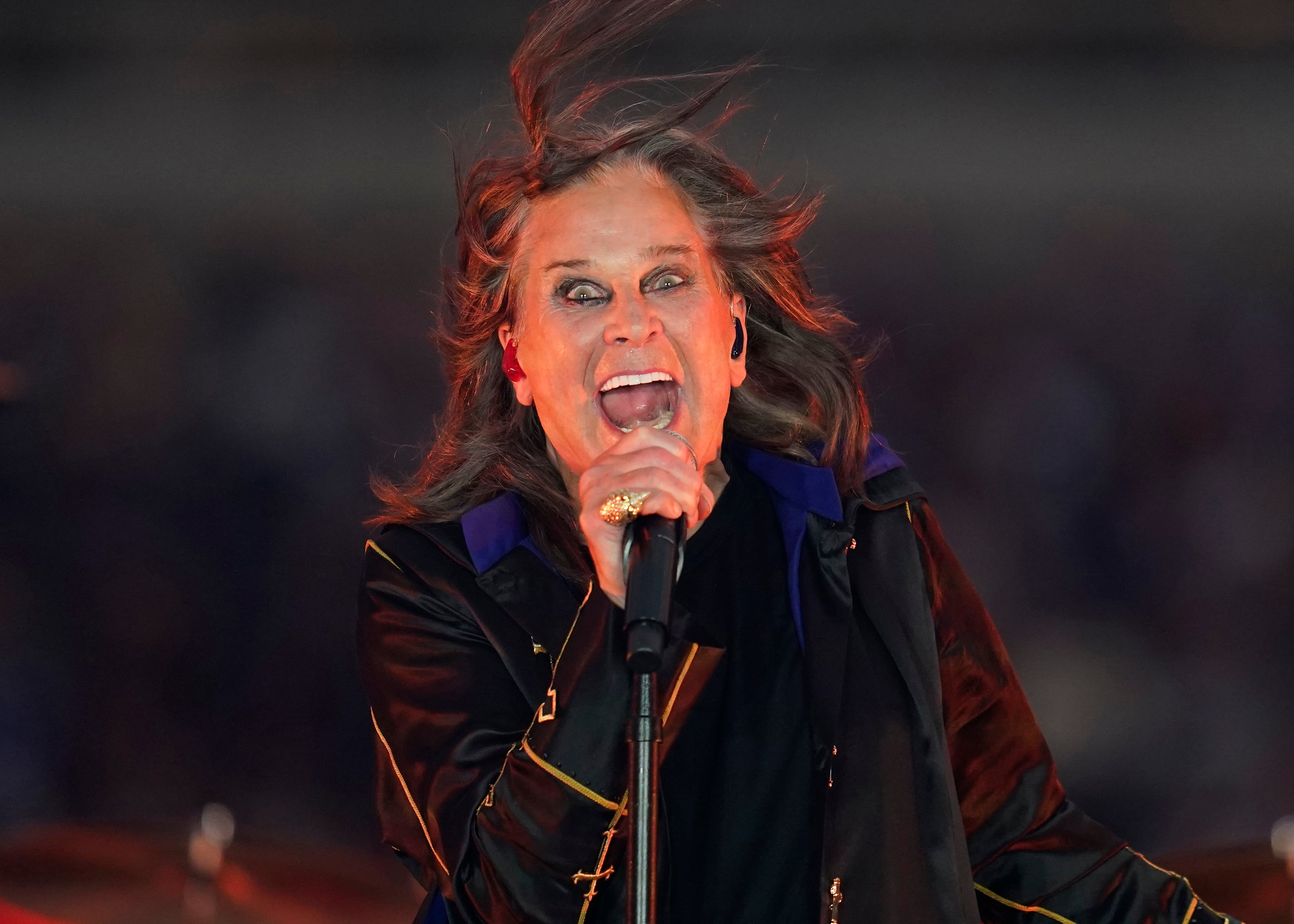El cantante Ozzy Osbourne durante el medio tiempo de un partido de fútbol americano de la NFL entre los Rams de Los Angeles y los Bills de Buffalo en Inglewood, California, el 8 de septiembre de 2022