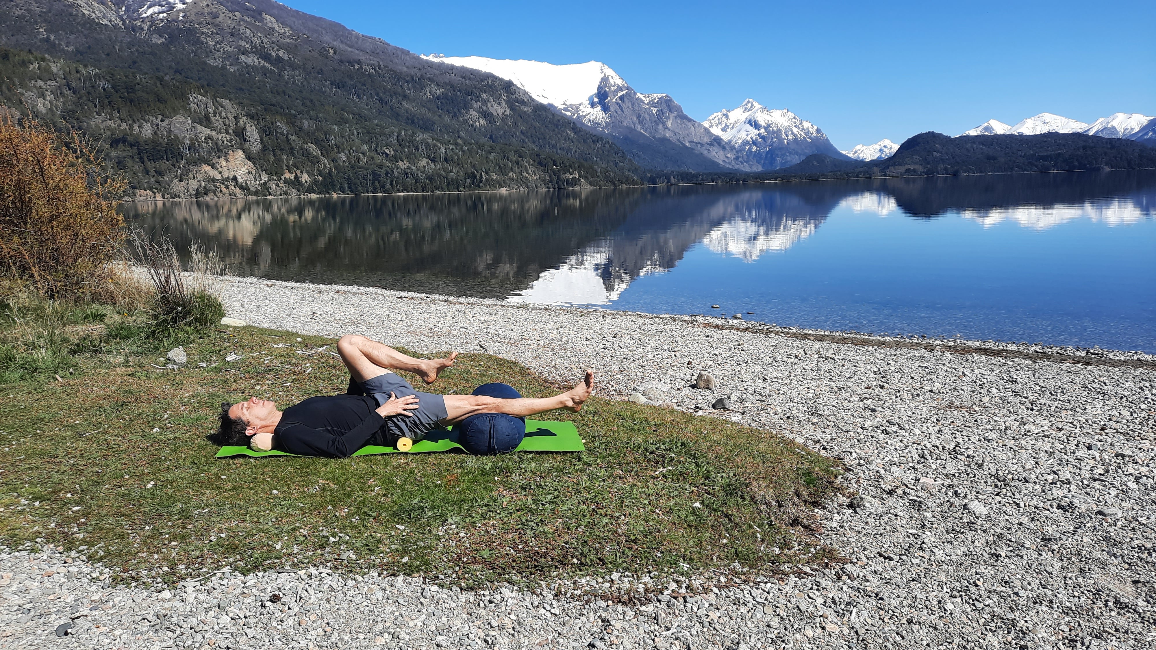 Nacho Monti practica uno de los ejercicios en el lugar donde vive: Bariloche