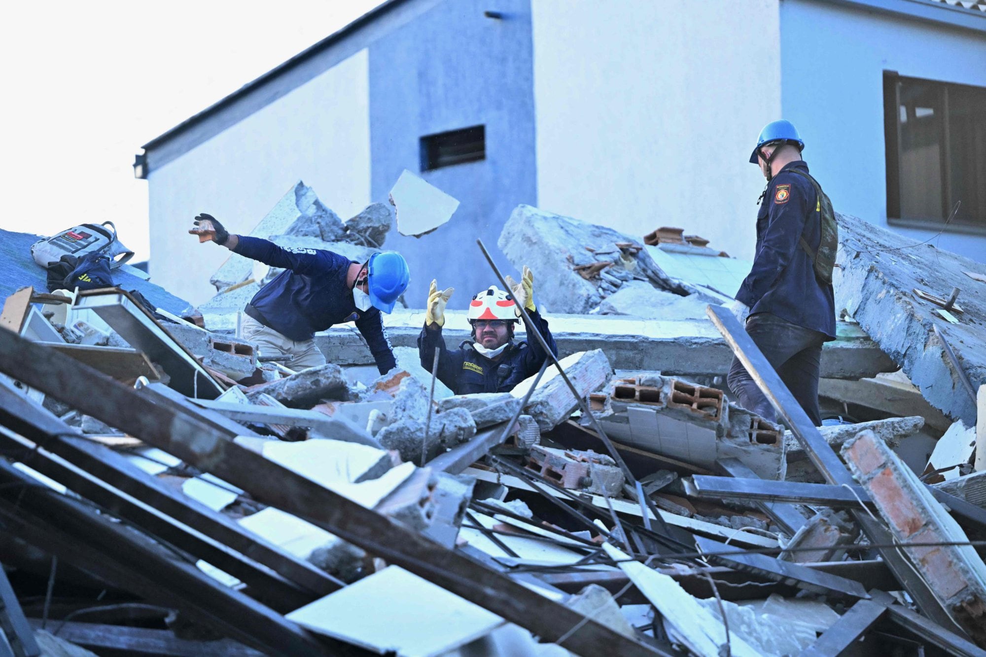 Siguen las tareas de rescate a contrarreloj, y hay cientos de muertos y desaparecidos tras el terremoto en Colombia