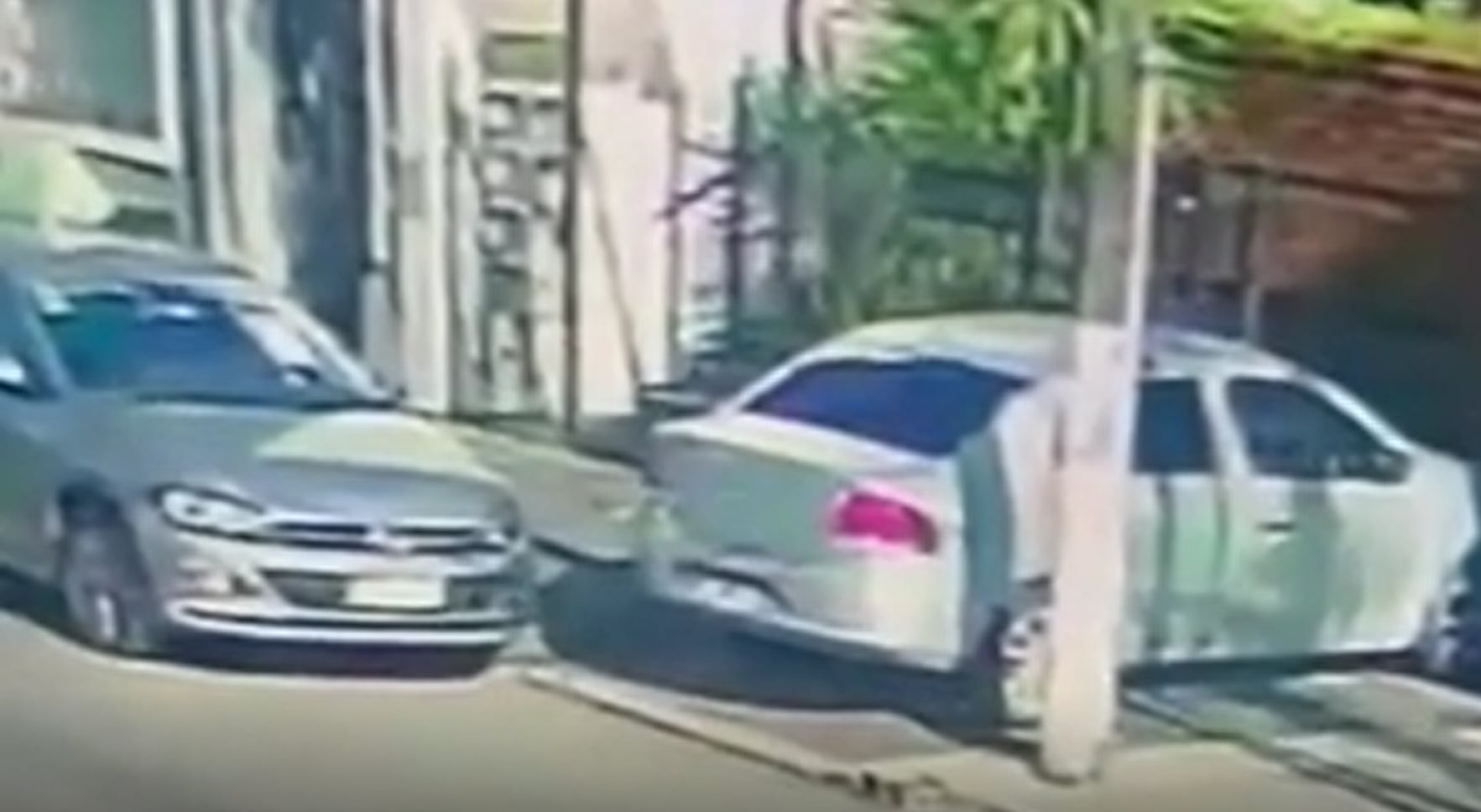 El ataque de una mujer a un auto mal estacionado que bloqueaba la salida de su garaje en Castelar