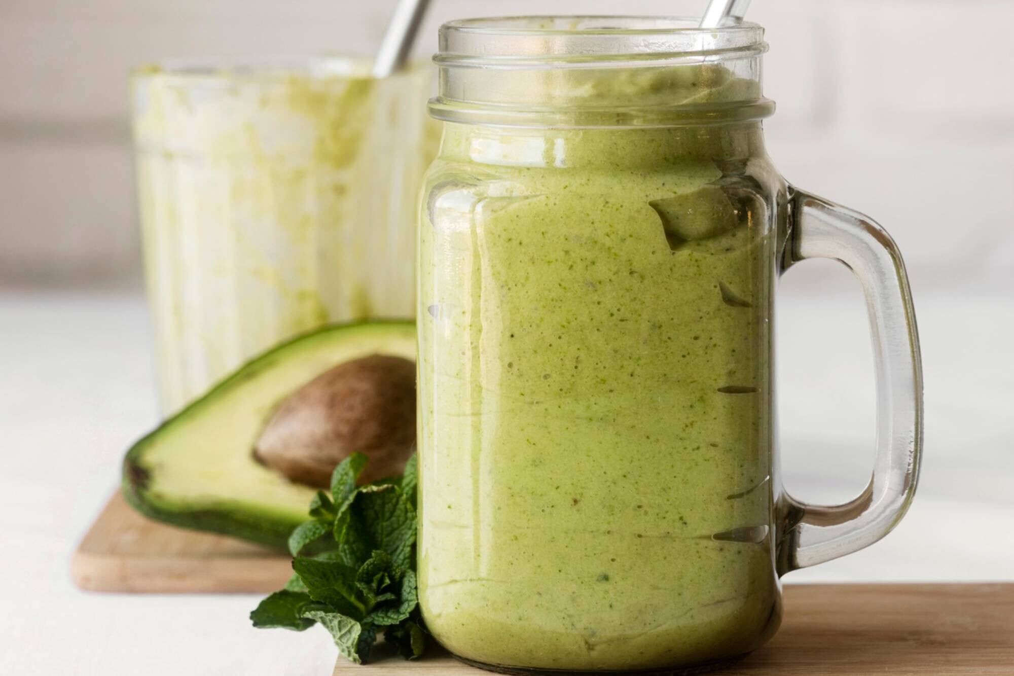La preparación en licuado permite una absorción optimizada de los nutrientes de la palta, lo que facilita el procesamiento digestivo de sus grasas monoinsaturadas, fibras solubles y micronutrientes esenciales