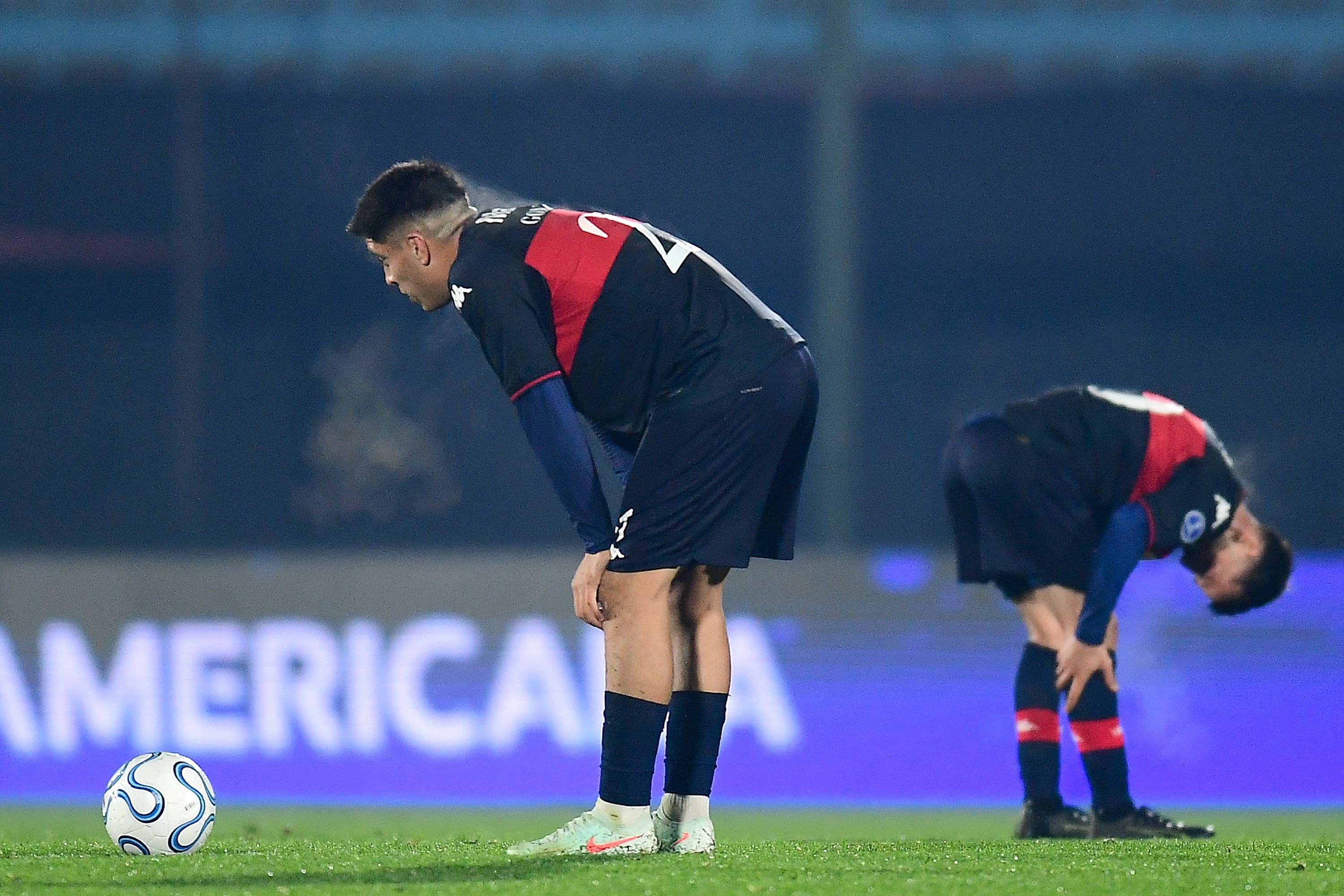 La desazón de Tigre, que pese al hombre menos salió a buscar el milagro de los dos goles necesarios para igualar la serie, algo de lo que quedó muy lejos.