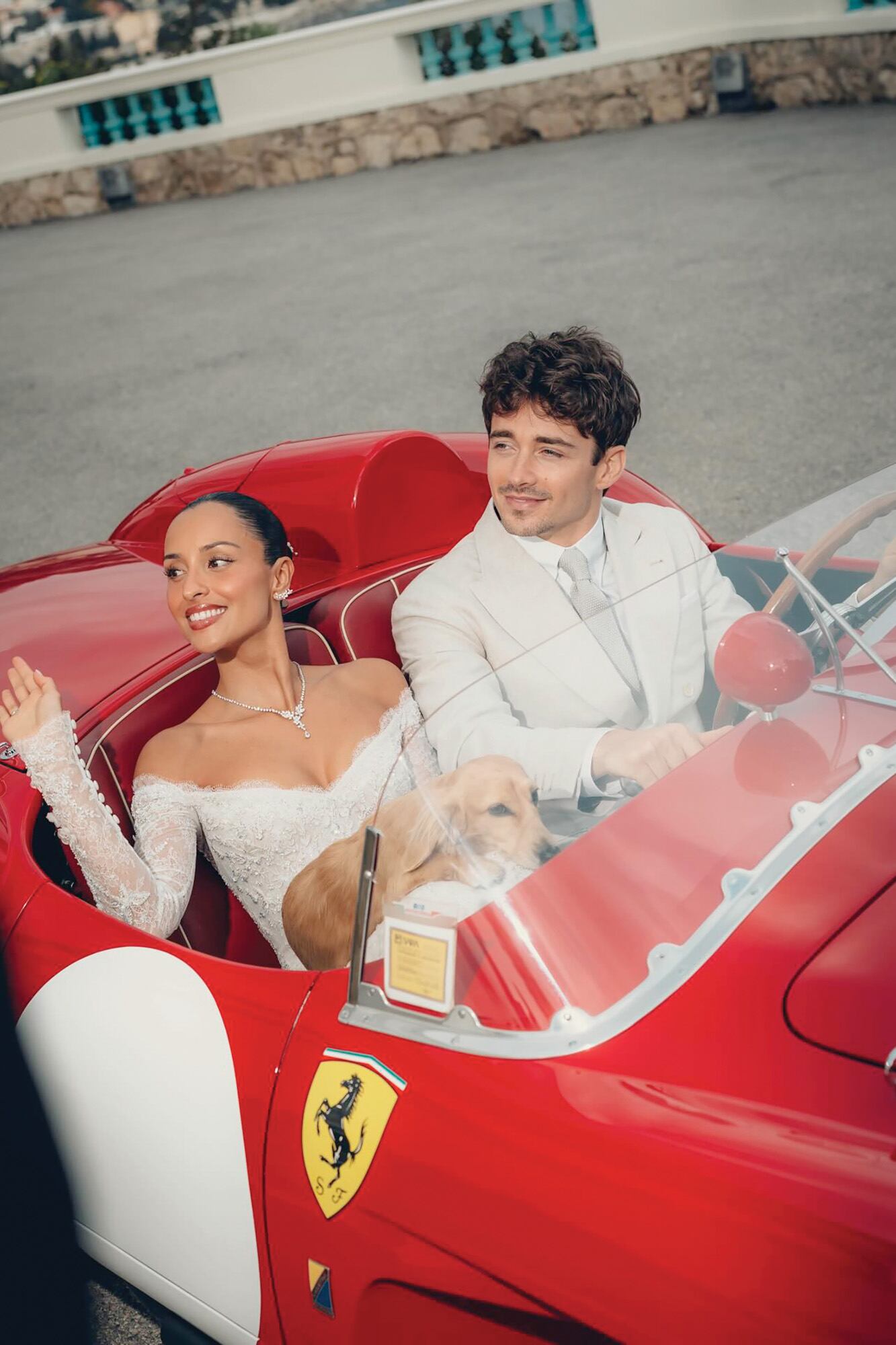 Los recién casados recorrieron las calles monegascas en una Ferrari 250 Testa Rossa, un clásico roadster biplaza de 1957