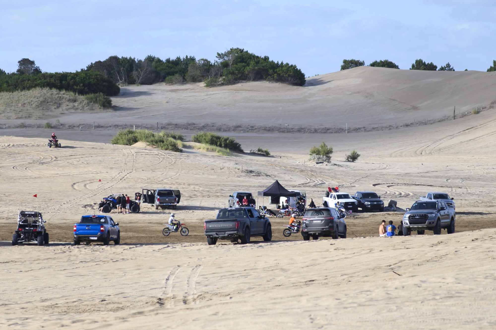 La acumulación de agua en el sector donde suelen correrse las ilegales desalienta la actividad