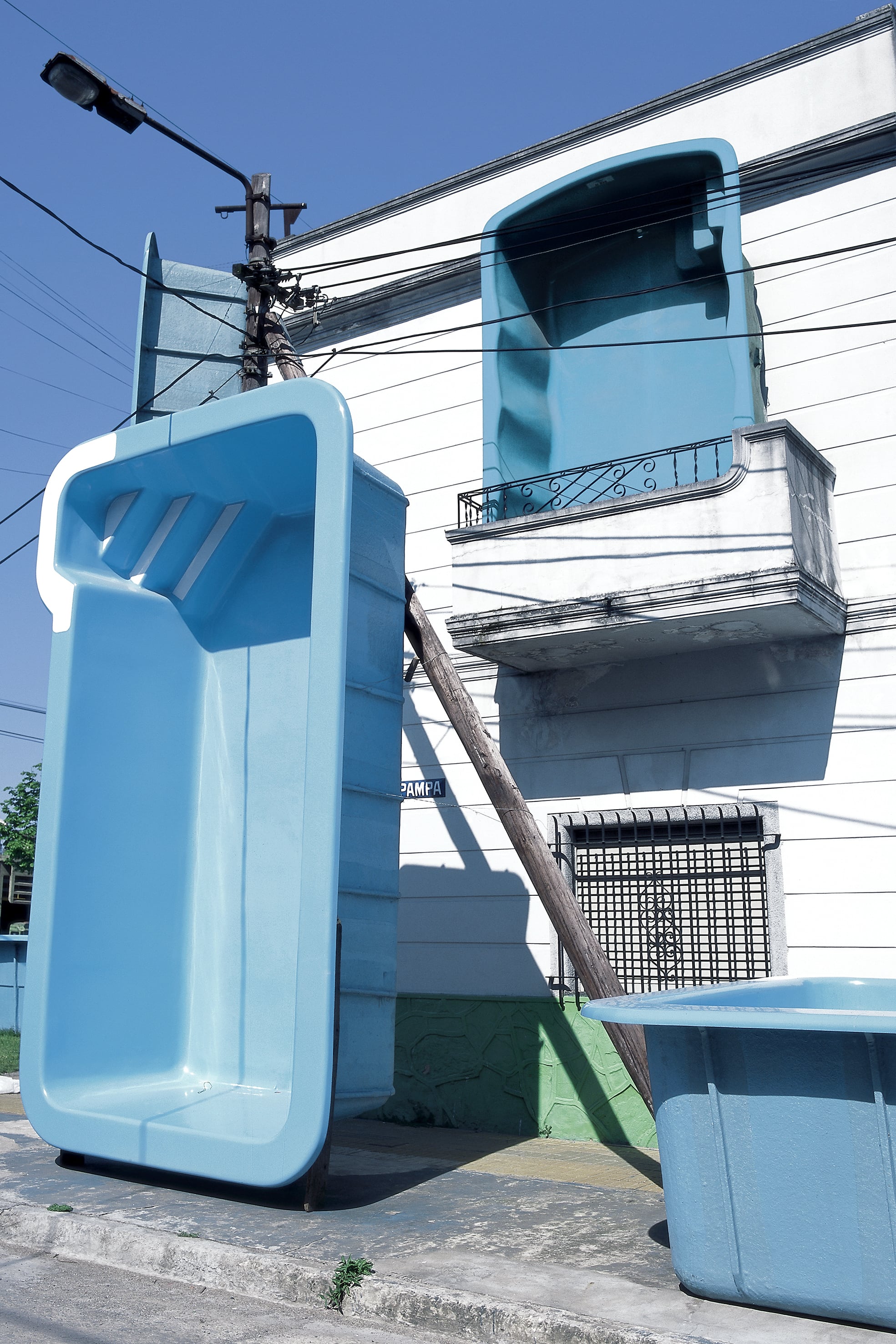 López dejó afuera del libro las dos colaboraciones que hizo para TWC con imágenes registradas en Avellaneda (una superposición de piletas de fibras de vidrio sobre una fachada) y en un supermercado de Moreno