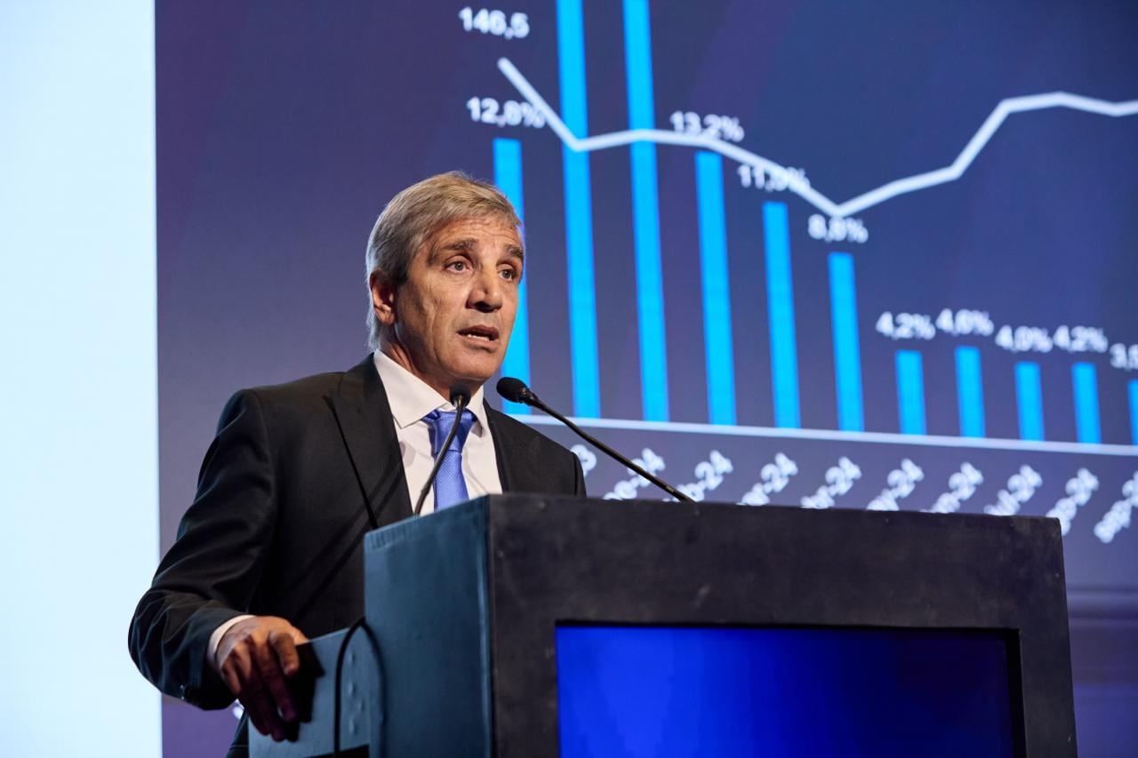 La explicación de Caputo sobre la inflación de febrero: un “proceso de corrección” y dos décadas de “distorsiones”