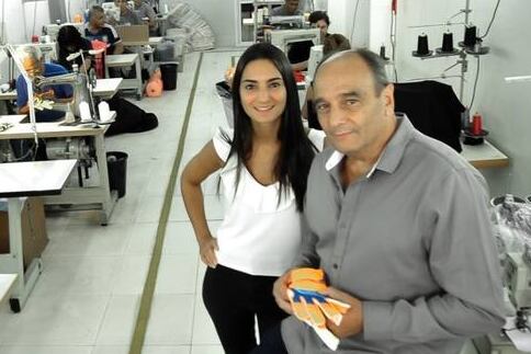 Con látex de corpiños. El taller familiar que hizo los primeros guantes de Amadeo Carrizo y terminó fabricando para campeones del mundo