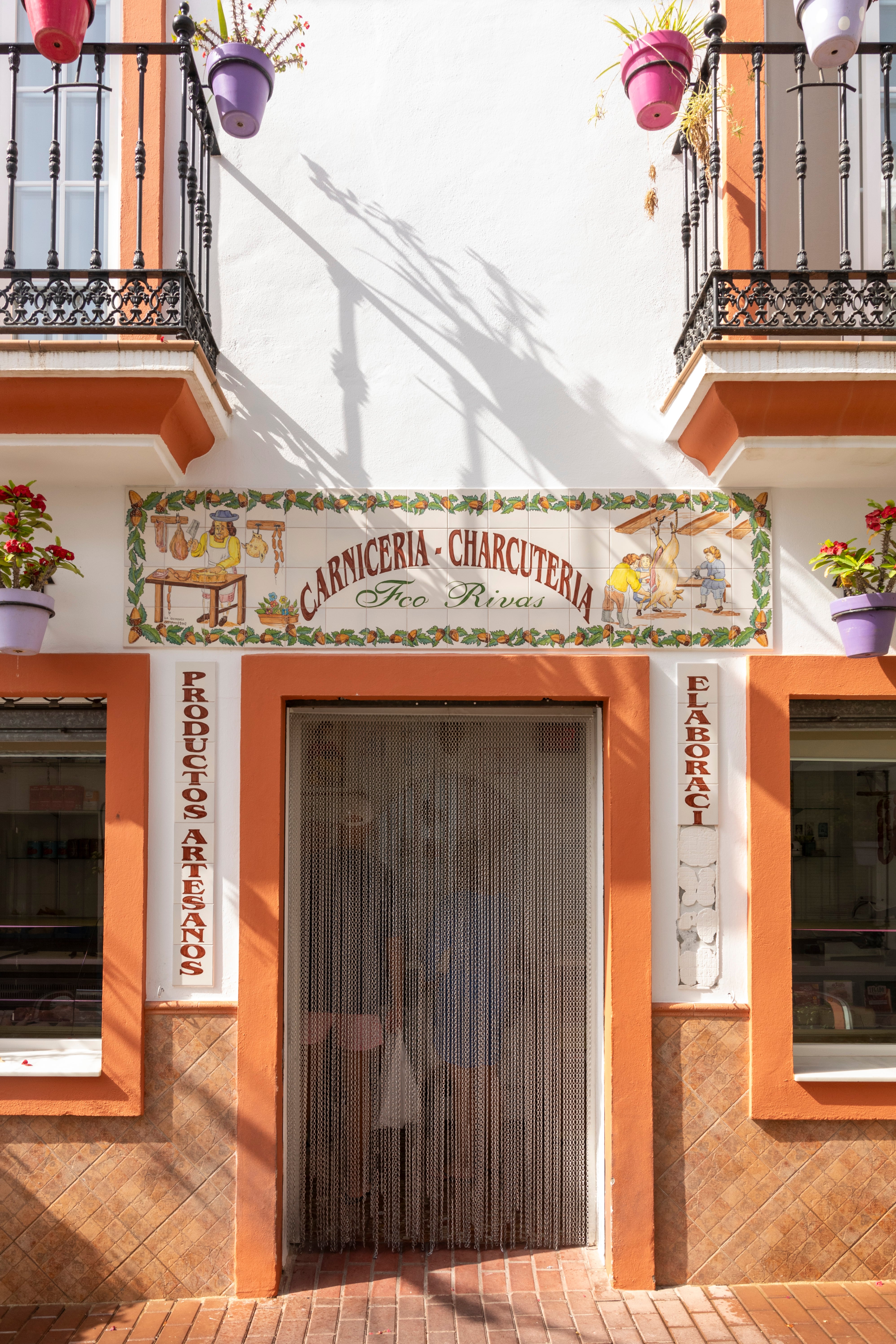Las tiendas de toda la vida están identificadas con mosaicos de colores y las infaltables macetas