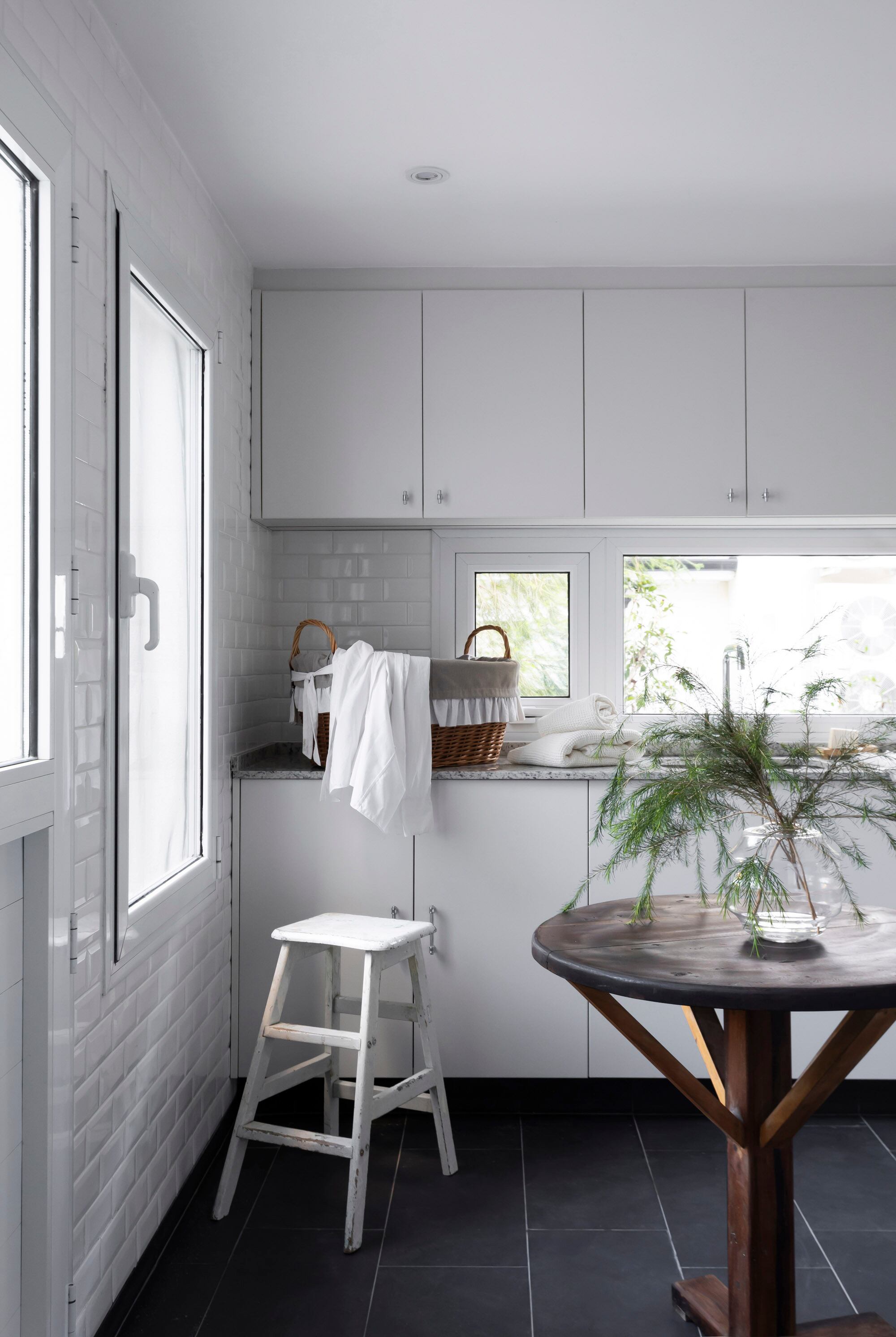 Muebles (Cucina Bella). Canasta, mesa y escalerita antigua (Decovintage New). Florero (Philippa Deco Boutique).