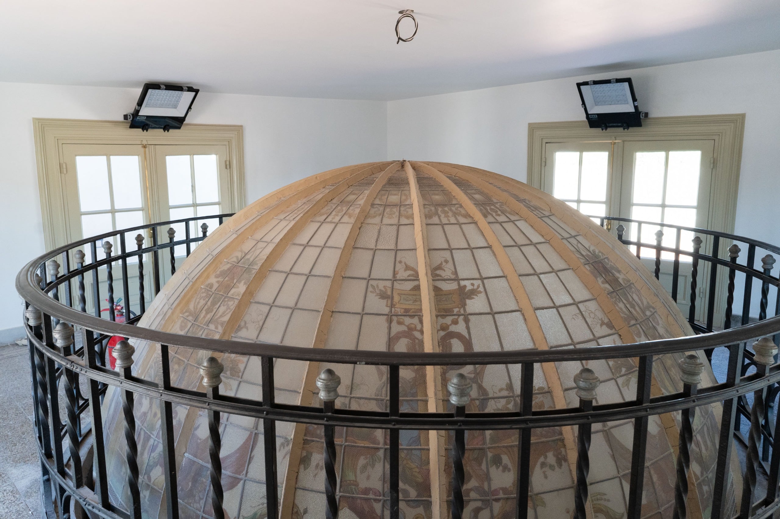 En la estructura de la Cúpula se puede ver el armazón curvo que sostiene los paños del vitral