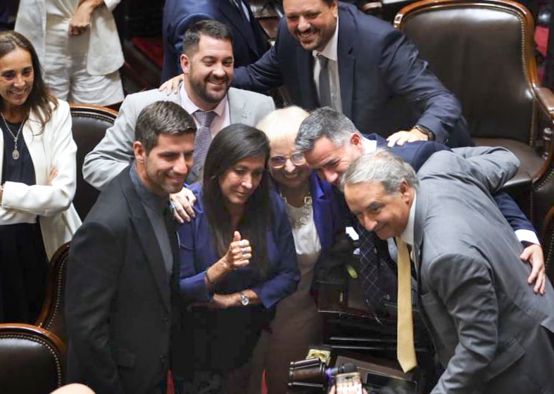 Diputados libertarios en el recinto
