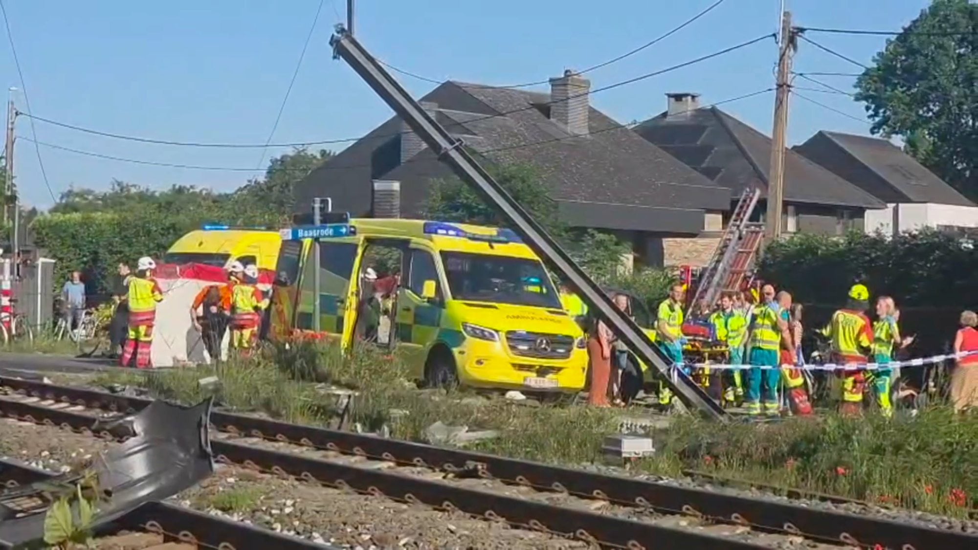 Un tren chocó contra un autobús escolar en Bélgica y hay al menos cuatro muertos.