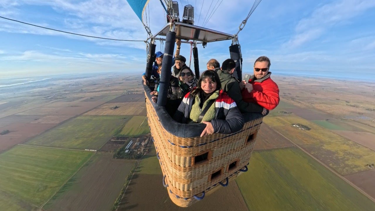 “Te movés al ritmo del viento”: cómo es volar en globlo aerostático, sin motor ni control de dirección