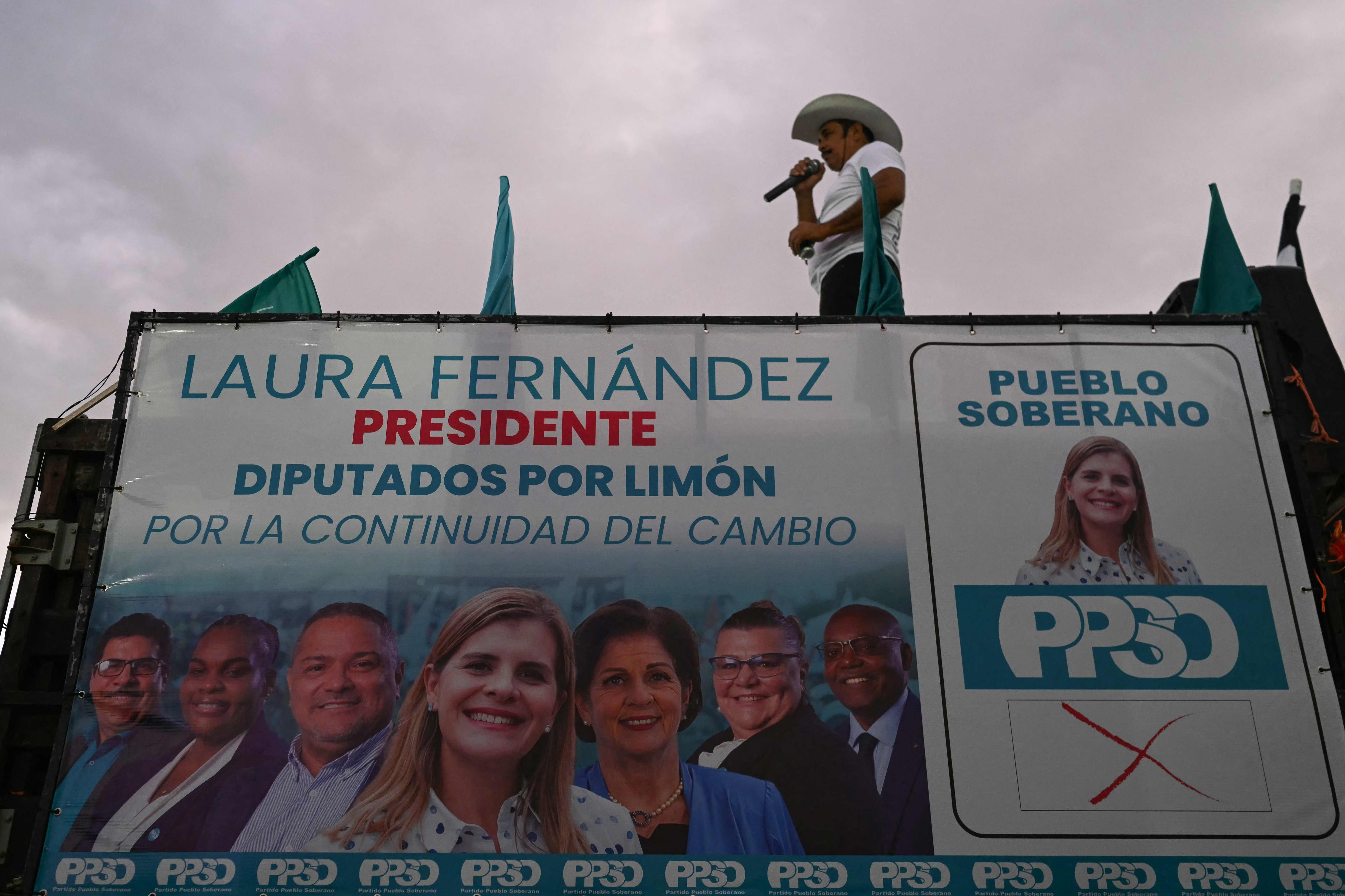 Un cartel proselitista en el acto de cierre de campaña del partido de gobierno, con Laura Fernández al frente