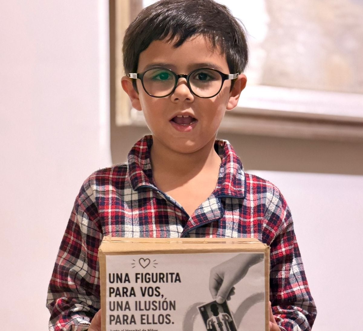 De un niño para otro niño: la campaña que lleva figuritas de la selección argentina a chicos que vivirán el Mundial internados