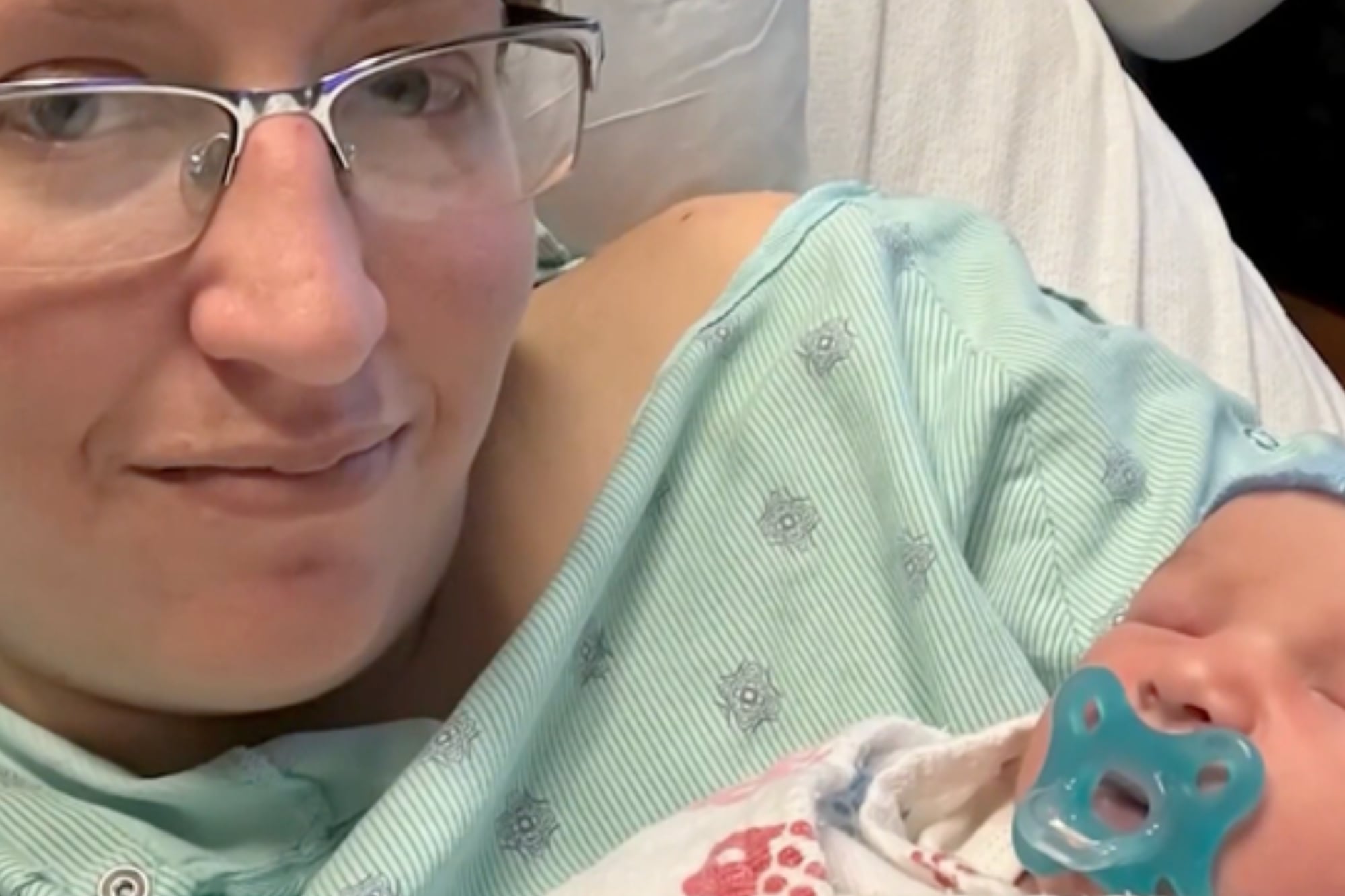 Dio a luz un bebé sin saber que estaba embarazada: el sorprendente caso de una mujer en Illinois