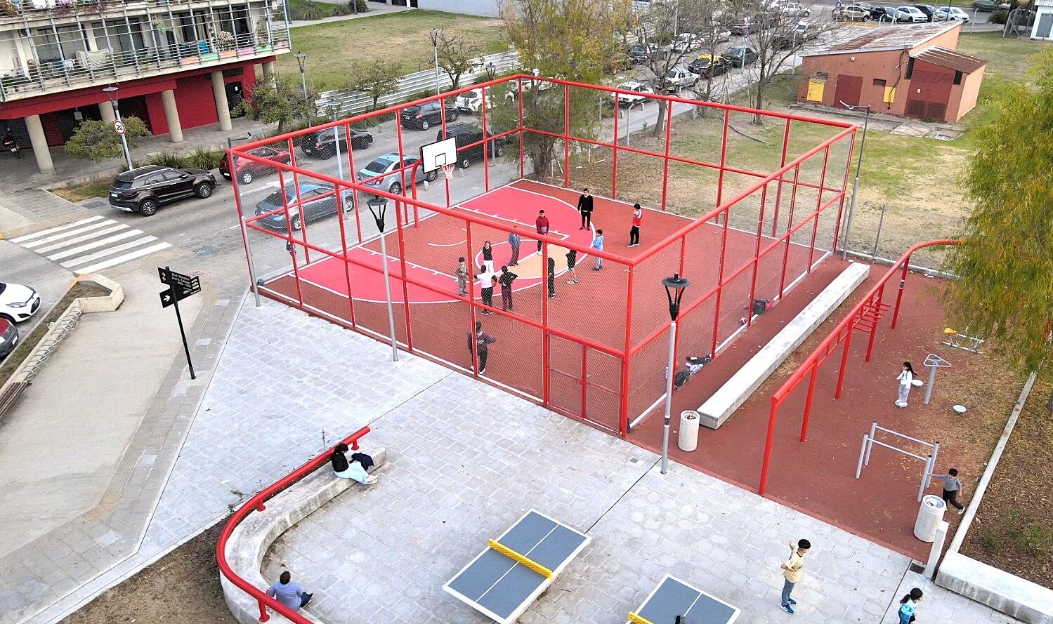 La primera macroesquina implica la construcción de una plaza con juegos para chicos, espacios de permanencia y una cancha multifunción