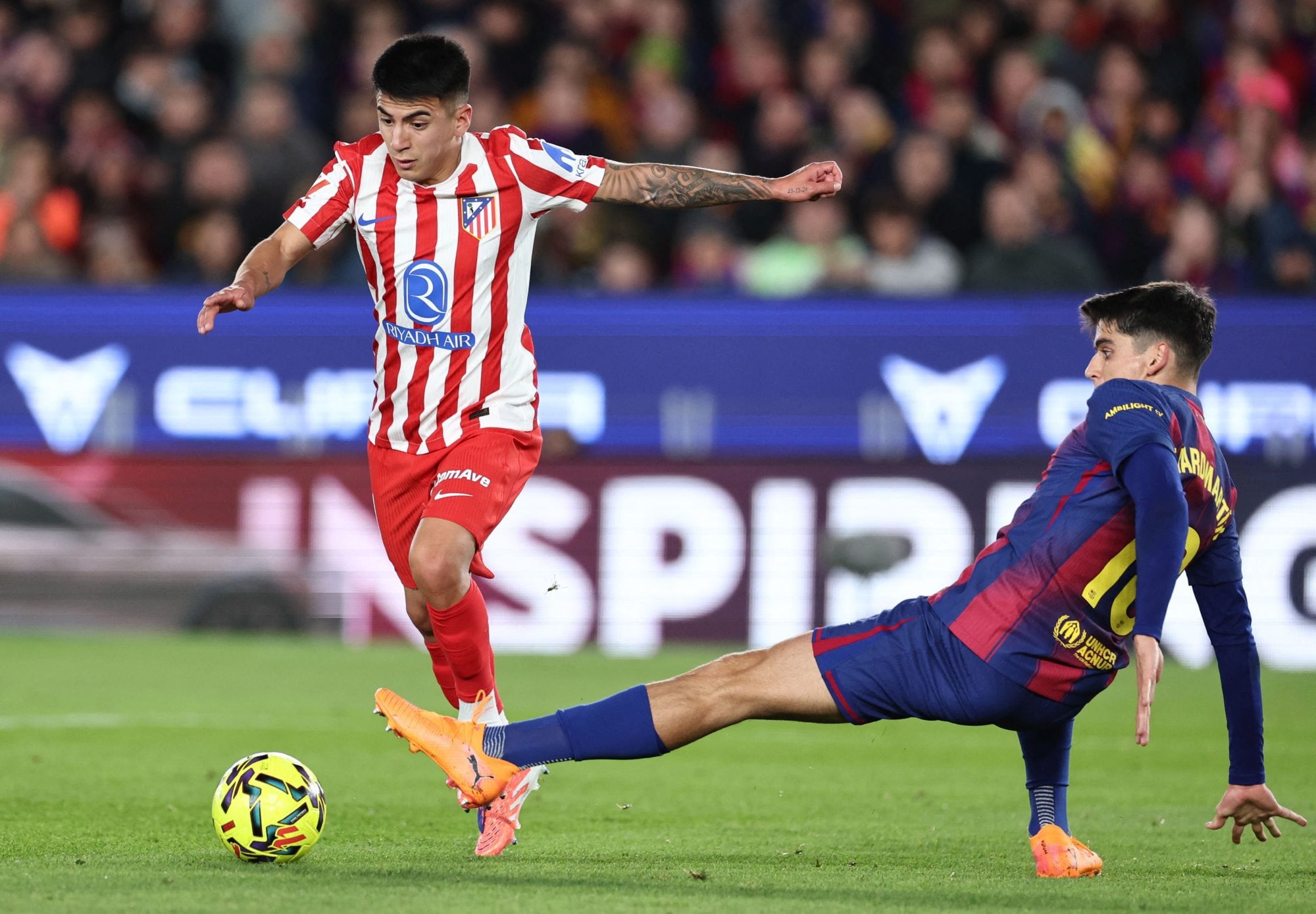 Almada gambetea a Gerard Martín en la jugada que pudo ser un golazo